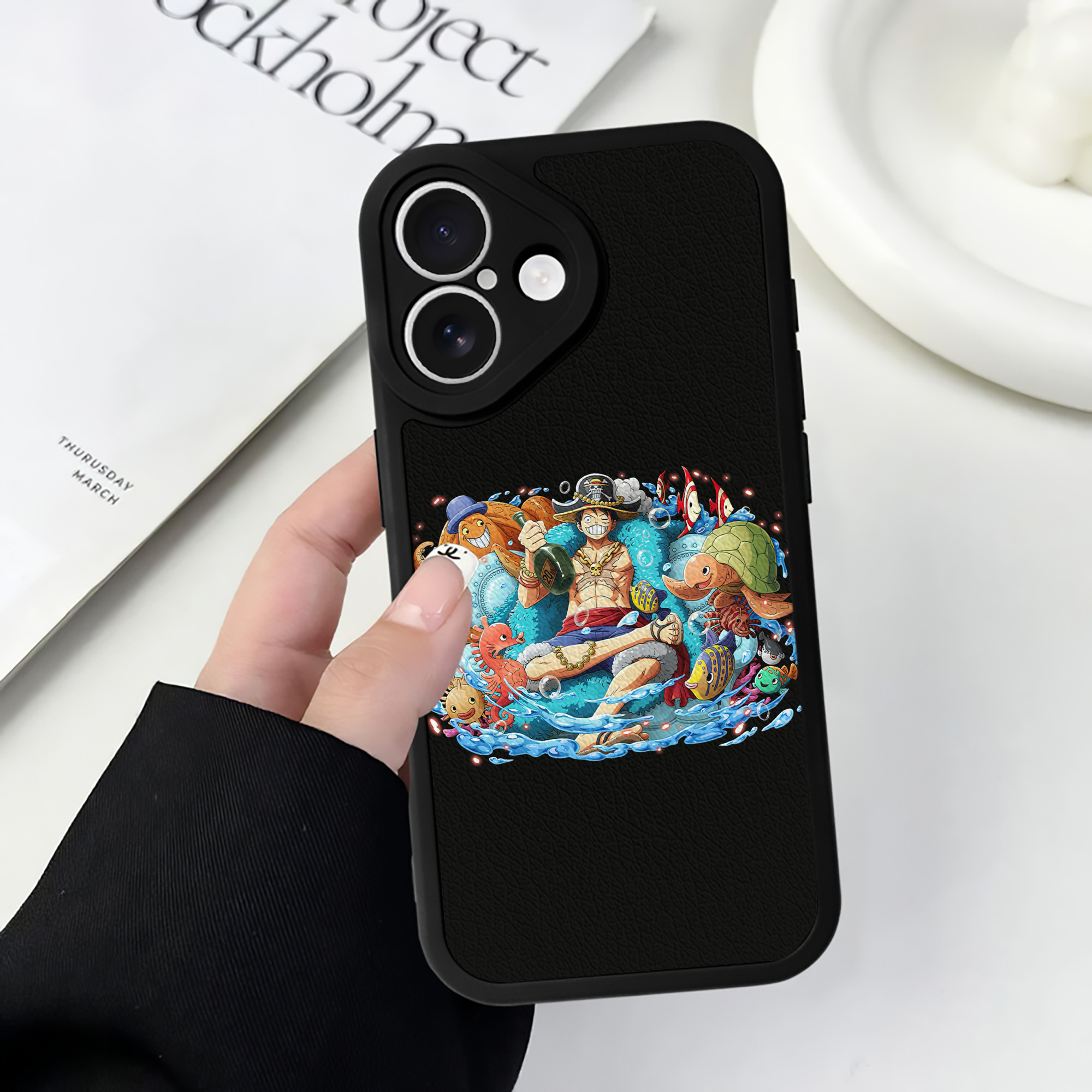 （画像用） ワンピース モンキー・D・ルフィ ONE PIECE Monkey D. Luffy 【iPhone 16シリーズ対応】シリコンスマホケース（レザー調） 材質：シリコン
